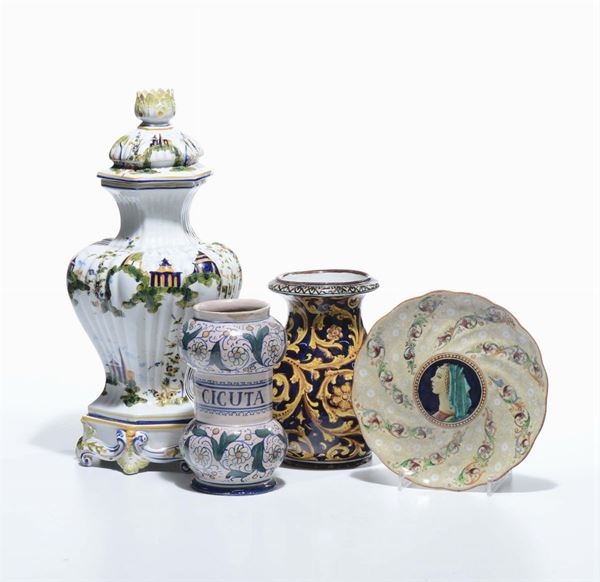 Lotto di oggetti in maiolica e porcellana