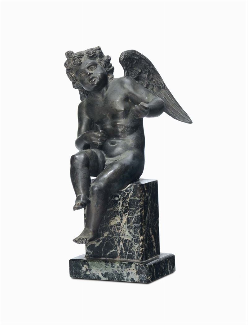 Scultura in bronzo con putto seduto, XX secolo  - Asta Antiquariato - Cambi Casa d'Aste
