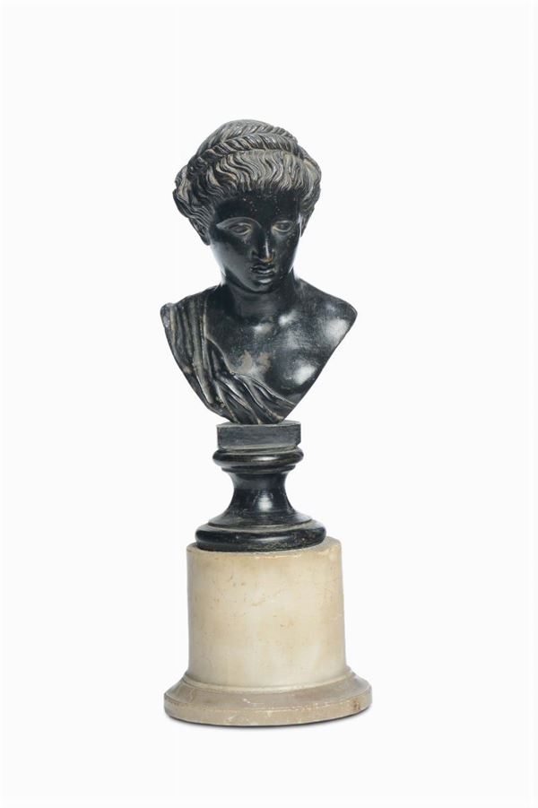 Piccolo busto di dama in bronzo, su base in marmo bianco