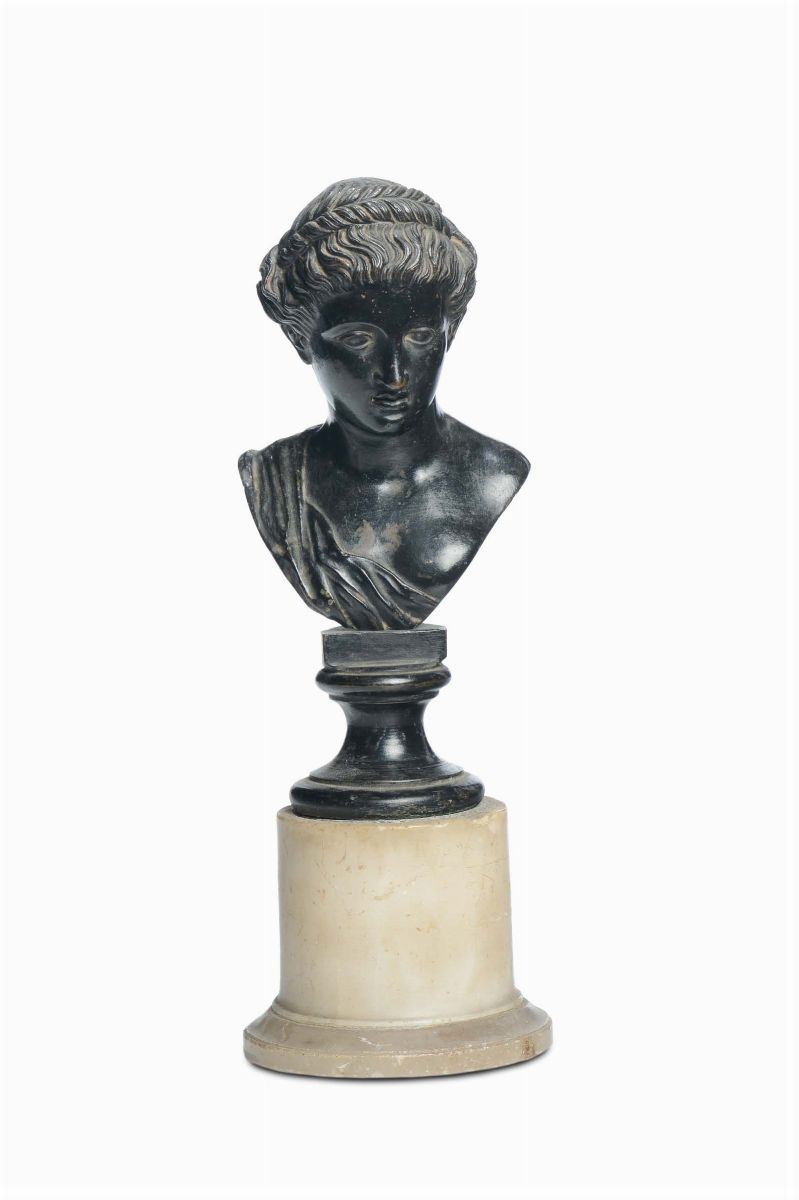 Piccolo busto di dama in bronzo, su base in marmo bianco  - Asta Arredi dalle dimore degli eredi Ercole Marelli e altre provenienze - Cambi Casa d'Aste