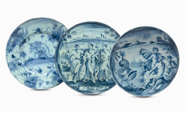 Lotto composto da due alzatine ed un piatto in maiolica bianca e blu, Savona, marca reale, marca corona e marca colonna