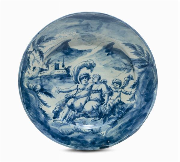 Piatto in maiolica bianca e blu decorato con figure, Savona, marca corona, XVIII secolo