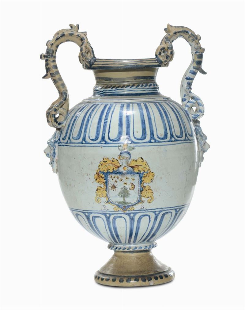 Grande vaso maiolica azzurra decoro blu con stemma, fine XVIII secolo  - Asta Arredi dalle dimore degli eredi Ercole Marelli e altre provenienze - Cambi Casa d'Aste