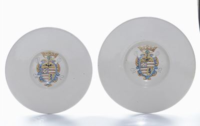 Due Grandi Piatti Maiolica Bianca con Fondo e Stemma Policromo, XVIII Secolo