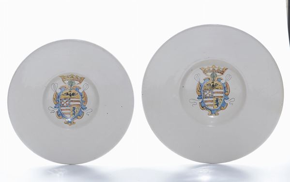 Due grandi piatti maiolica bianca con fondo e stemma policromo, XVIII secolo