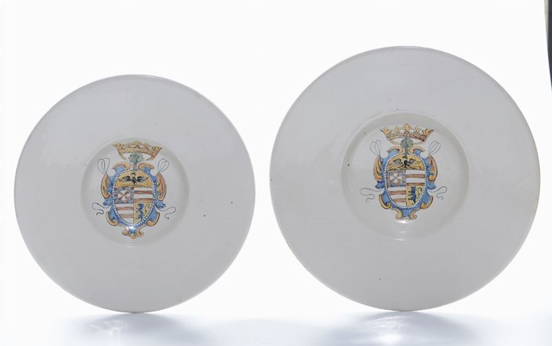 Due grandi piatti maiolica bianca con fondo e stemma policromo, XVIII secolo  - Asta Antiquariato - Cambi Casa d'Aste