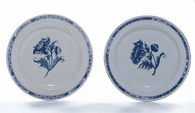 Due Piatti in Ceramica Bianca con Decoro a Fiori Blu, XIX Secolo