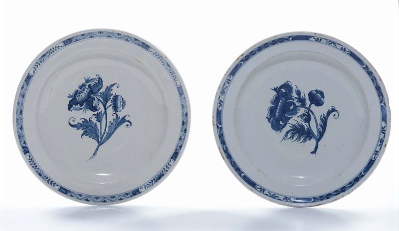 Due piatti in ceramica bianca con decoro a fiori blu, XIX secolo  - Asta Arredi dalle dimore degli eredi Ercole Marelli e altre provenienze - Cambi Casa d'Aste