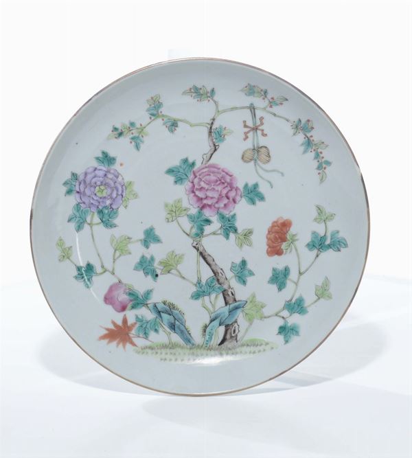 Piatto in porcellana a smalti policromi con decoro floreale, Cina, Dinastia Qing, XIX secolo