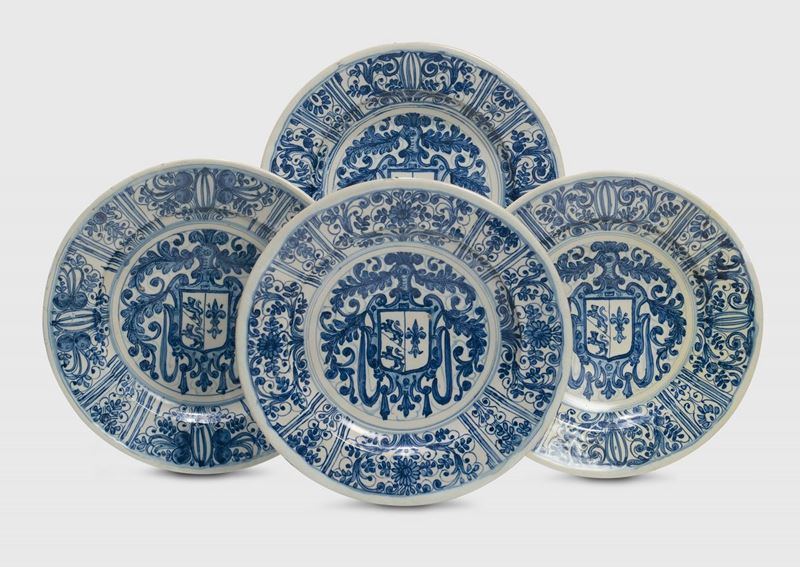 Quattro grandi piatti Torino, seconda metà del Seicento  - Asta Maioliche e Porcellane da Collezione - Cambi Casa d'Aste
