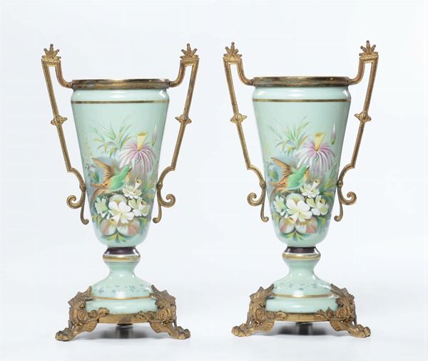 Coppia di vasi vetro opalino con montatura in bronzo dorato