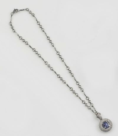Pendente con Zaffiro di Ct 3,00 Circa e Diamanti