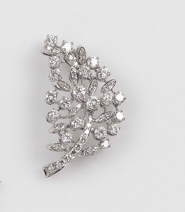 A diamond brooch. The total diamond weight approx. 3,00 carats.