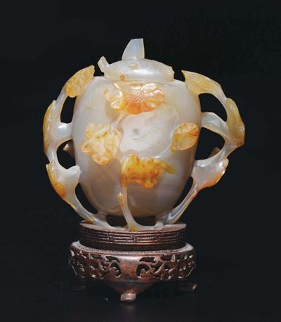 Piccolo Vaso in Agata con Coperchio con Fiori e Rami a Rilievo, Cina, Dinastia Qing, Fine XIX Sec...