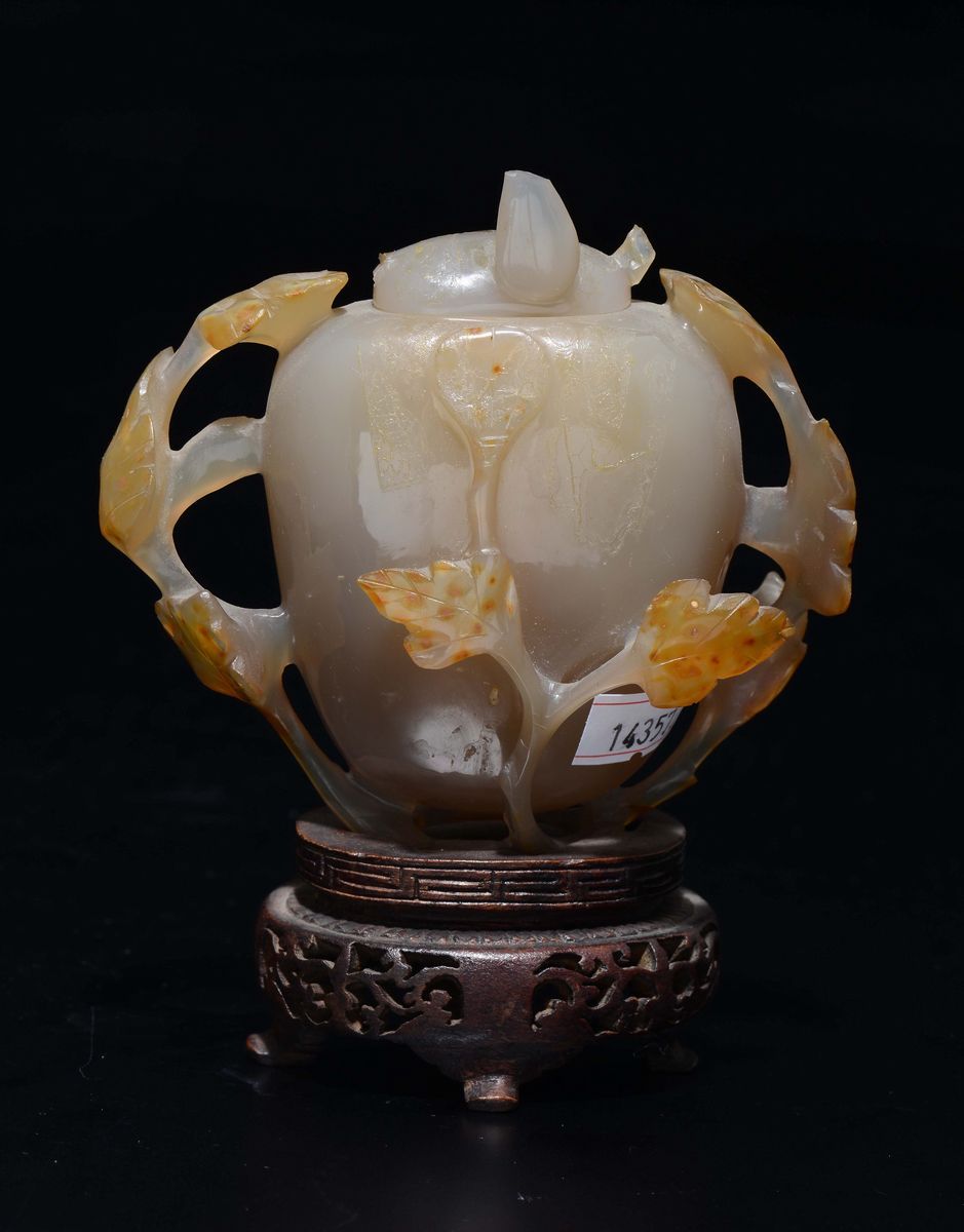 Piccolo Vaso in Agata con Coperchio con Fiori e Rami a Rilievo, Cina, Dinastia Qing, Fine XIX Sec...