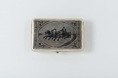 Scatola Portasigarette in Argento Sbalzato, Cesellato e Niello. Russia 1908-1917. Maestro Argenti...