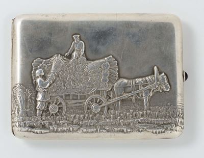 Scatola Porta Sigarette in Argento Sbalzato e Cesellato. S.pietroburgo, Fine XIX Secolo. Maestro ...