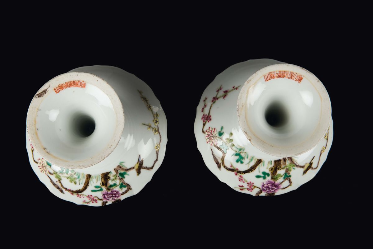 Coppia di Alzatine in Porcellana a Smalti Policromi con Fiori e Uccellini, Cina, XX Secolo