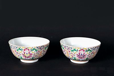 Coppia di Coppette in Porcellana a Smalti Policromi con Fiori di Loto ed Iscrizioni, Cina, XX Sec...