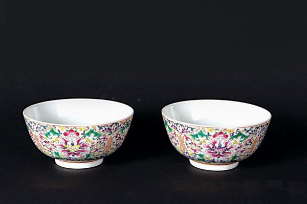 Coppia di coppette in porcellana a smalti policromi con fiori di loto ed iscrizioni, Cina, XX secolo