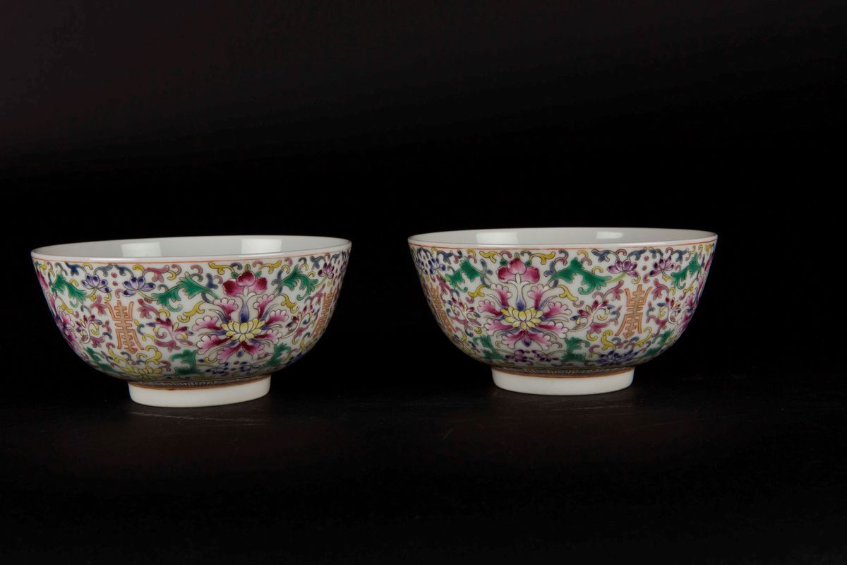 Coppia di Coppette in Porcellana a Smalti Policromi con Fiori di Loto ed Iscrizioni, Cina, XX Sec...