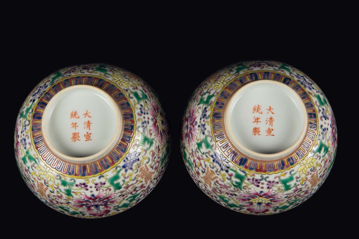 Coppia di Coppette in Porcellana a Smalti Policromi con Fiori di Loto ed Iscrizioni, Cina, XX Sec...