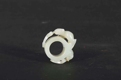 Anello D'arciere in Giada Bianca con Animale a Rilievo, Cina, Dinastia Qing, XIX Secolo