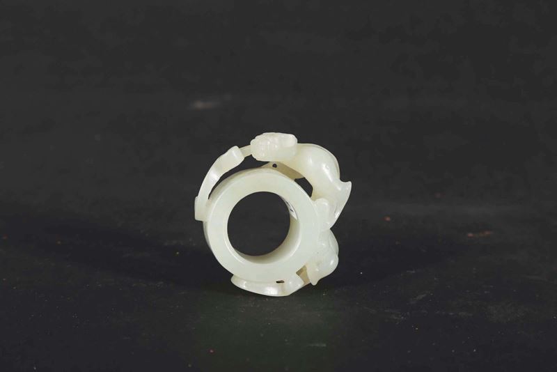 A white jade archer ring with animal in relief, China, Qing Dynasty, 19th century  - Auction Fine Chinese Works of Art - Cambi Casa d'Aste