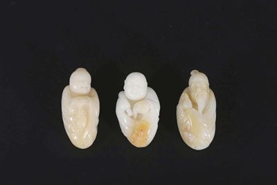 Tre Piccole Giade Bianche e Russet Raffiguranti Saggi, Cina, XX Secolo