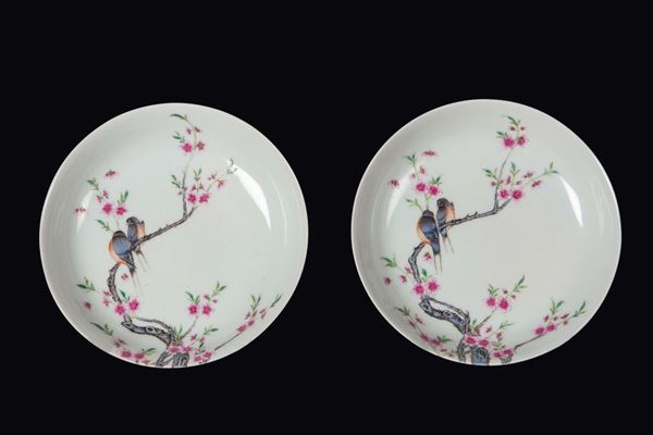 Coppia di piattini in porcellana a smalti policromi con uccellini e fiori di ciliegio, Cina, XX secolo