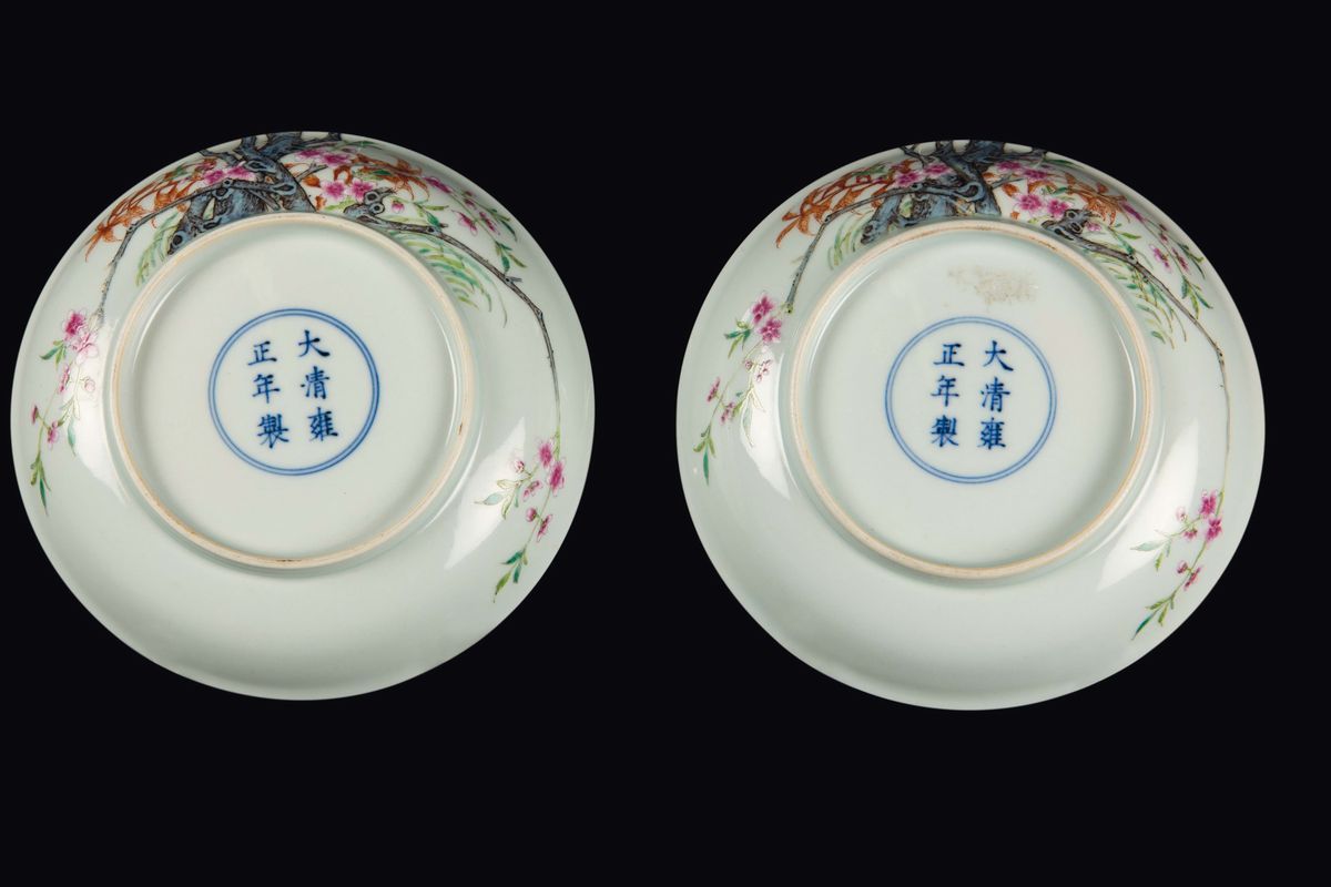 Coppia di Piattini in Porcellana a Smalti Policromi con Uccellini e Fiori di Ciliegio, Cina, XX S...