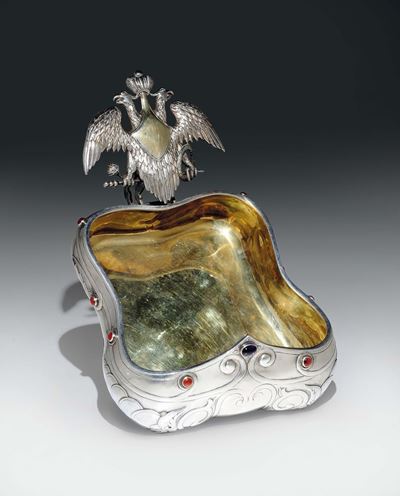 Grande Kovsh in Argento Fuso, Sbalzato, Cesellato e Dorato con Applicazioni di Pietre Dure Caboch...