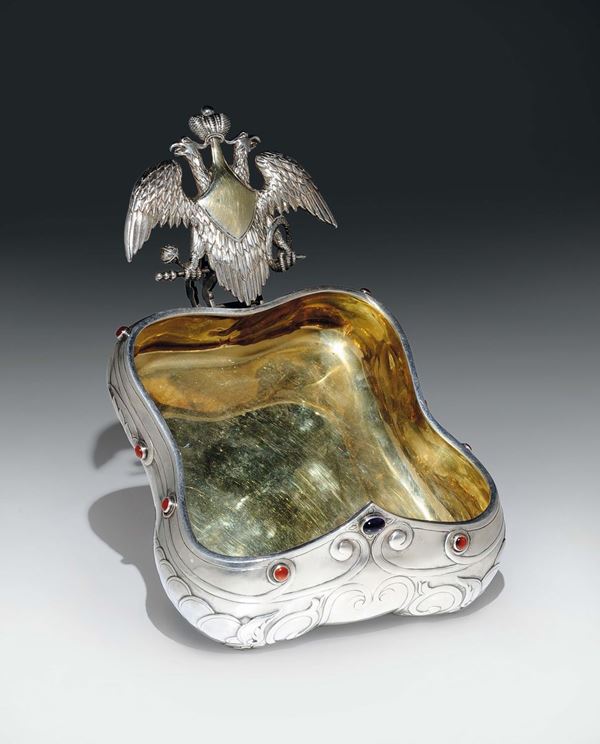 Grande Kovsh in argento fuso, sbalzato, cesellato e dorato con applicazioni di pietre dure cabochon, Russia, punzone di Fabergé