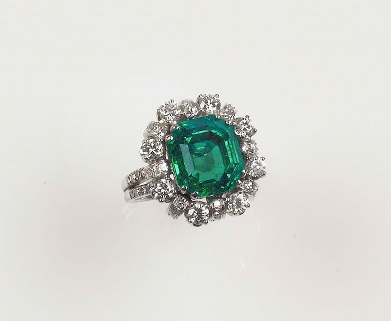 An emerald and diamond ring. The Colombian emerald weighing approx. 7,10 carats set with a huit-huit-cut diamonds  - Auction Fine Jewels - Cambi Casa d'Aste