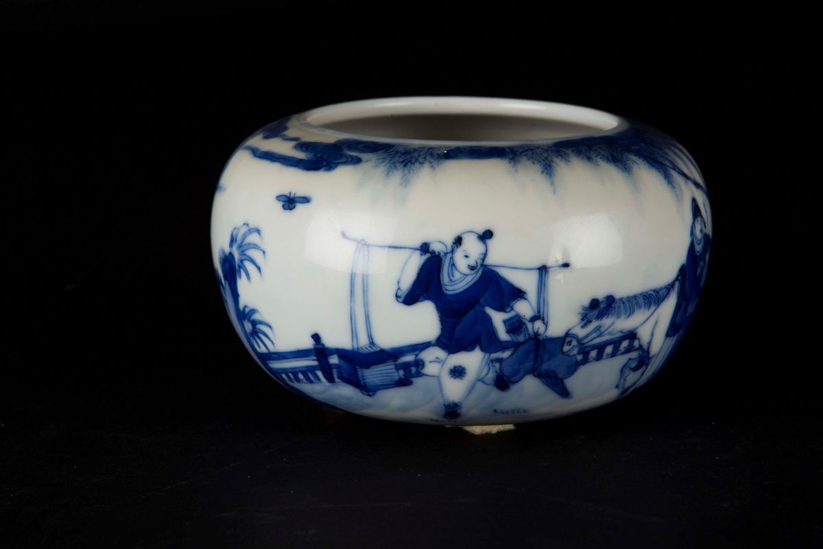 Sciacquapennelli in Porcellana Bianca e Blu con Scena di Vita Comune, Cina, Dinastia Qing, XIX Se...