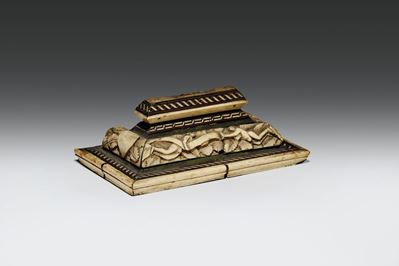 Coperchio di Cofanetto a Sarcofago in Avorio Scolpito e Intarsiato Geometricamente, Bottega degli...