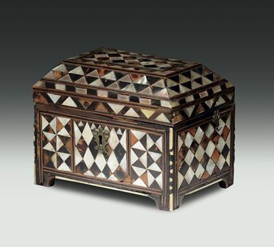 Cofanetto in Legno Rivestito in Tartaruga e Madreperla e Inserti in Avorio. Arte Ottomana (turchi...
