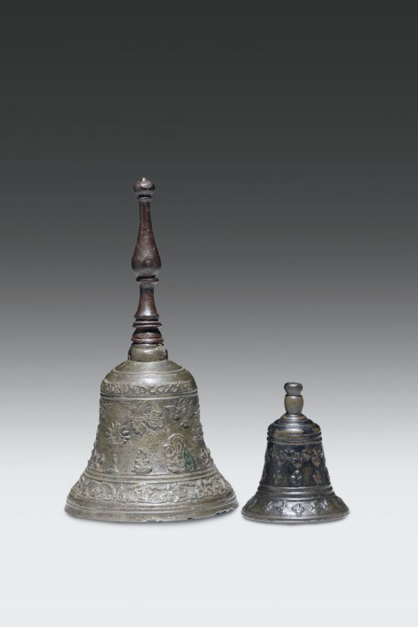 Due campanelle in bronzo fuso e cesellato, arte italiana del XVIII secolo