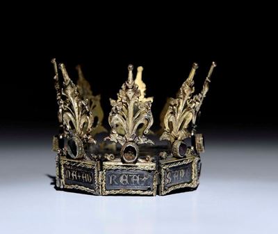 Importante “corona Aurea” in Argento, Bronzo Dorato, Smalti e Pietre Colorate. Orafo Tardo Gotico...