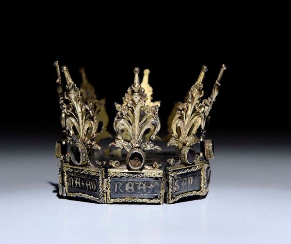 Importante “corona aurea” in argento, bronzo dorato, smalti e pietre colorate. Orafo tardo gotico francesizzante  [..]