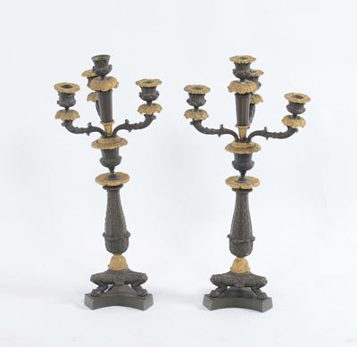 Coppia di Candelieri in Bronzo Brunito e Dorato a Quattro Bracci, XIX Secolo