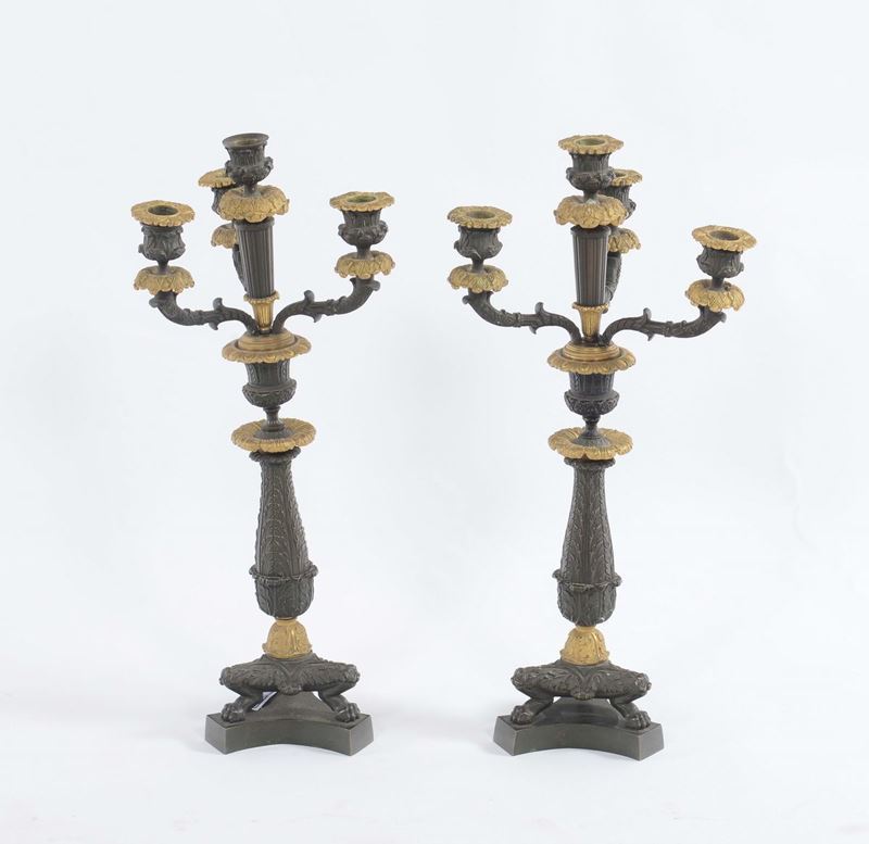 Coppia di candelieri in bronzo brunito e dorato a quattro bracci, XIX secolo  - Asta Antiquariato - Cambi Casa d'Aste
