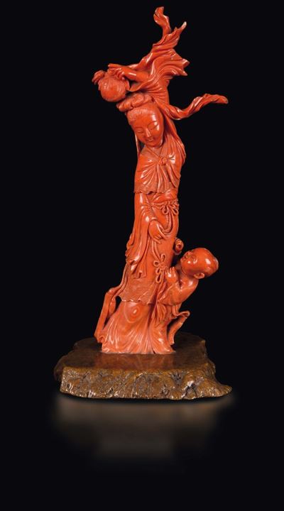 Grande Scultura Scolpita in Corallo Raffigurante Guanyin con Fanciullo, Cina, Dinastia Qing, Fine...