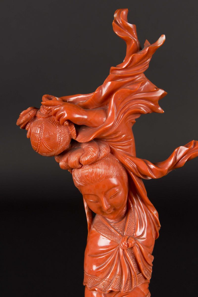 Grande Scultura Scolpita in Corallo Raffigurante Guanyin con Fanciullo, Cina, Dinastia Qing, Fine...
