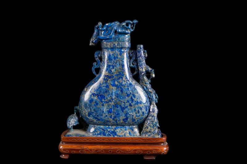 Vaso con coperchio scolpito in lapis con decoro a rilievo, Cina, Dinastia Qing, XIX secolo  - Asta Fine Chinese Works of Art - Cambi Casa d'Aste