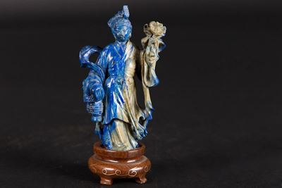 Piccola Figura di Guanyin Scolpita in Lapislazzulo e Russet, Cina, XX Secolo