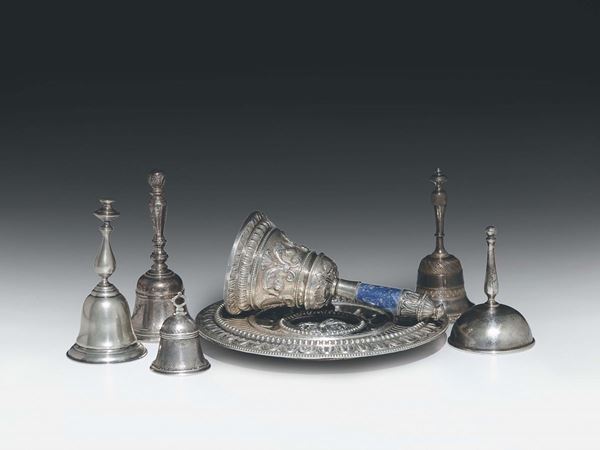 Gruppo di sei campanelli da tavolo in argento