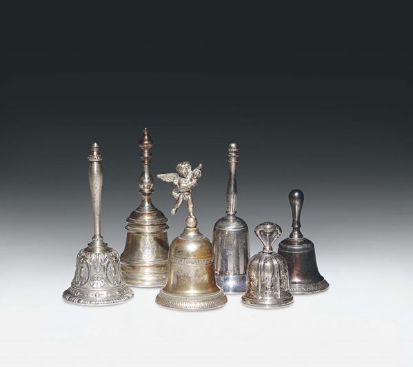 Gruppo di sei campanelli da tavolo in argento.