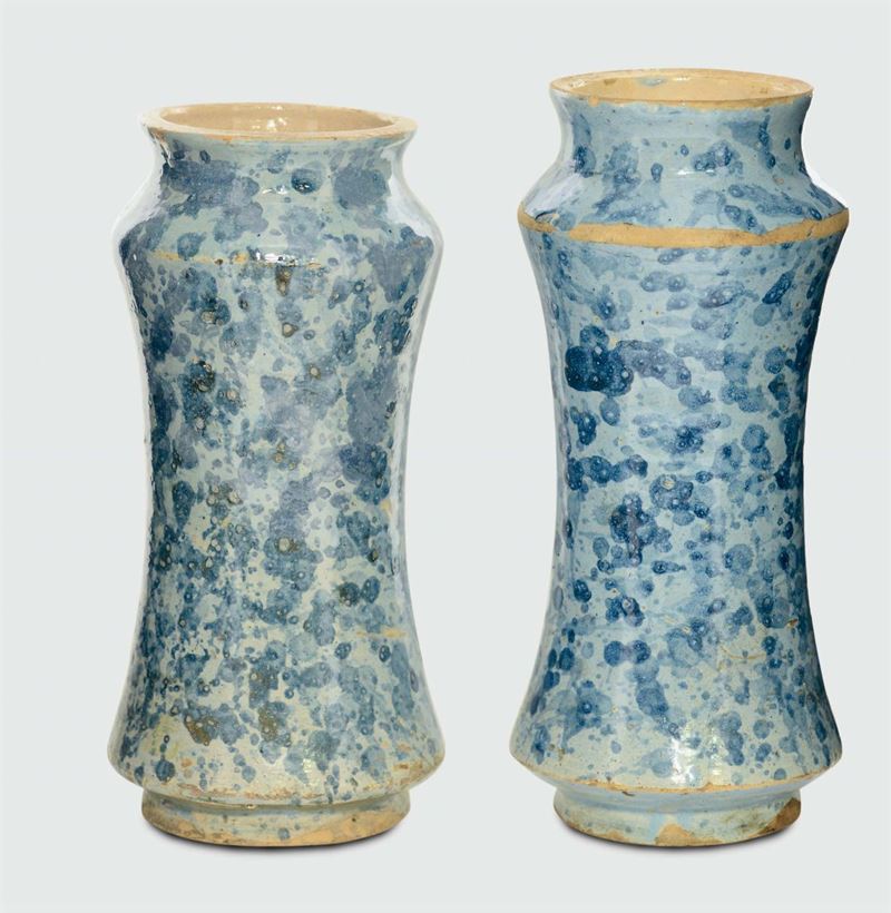 Coppia di albarelli Spagna, Catalogna, XVII secolo  - Asta Maioliche e Porcellane da Collezione - Cambi Casa d'Aste