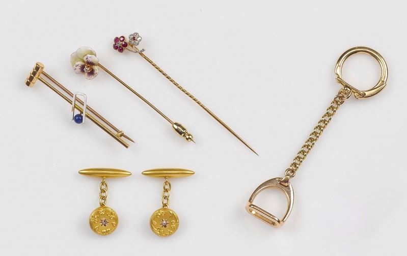 A lot containing three brooches, on pair of cufflinks and Hermes keychain  - Auction Fine Jewels - Cambi Casa d'Aste